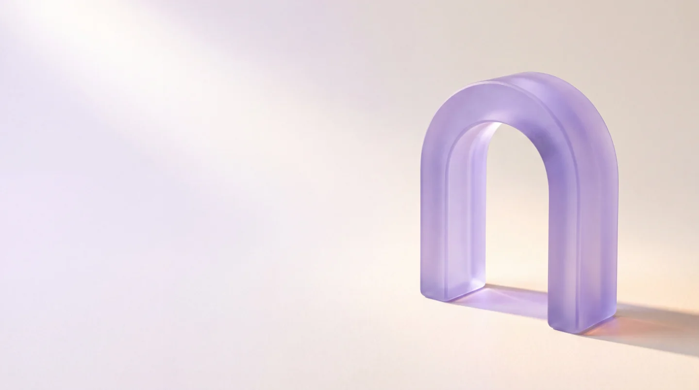Arche en verre lavande éclairée par une lumière douce