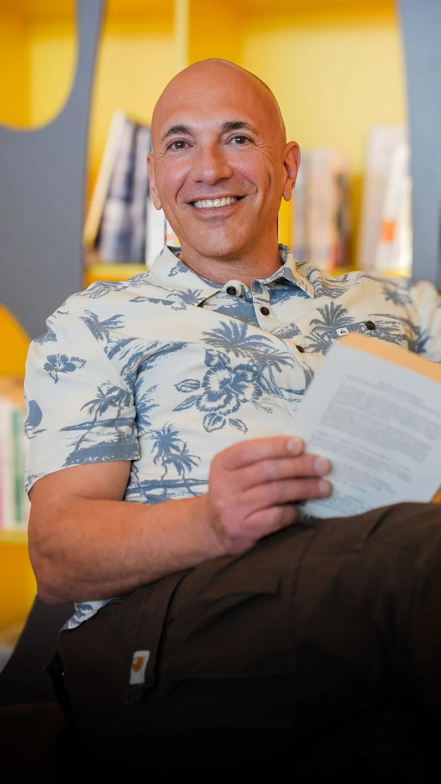 Patrick Santilli assis, souriant, avec ses notes à la main